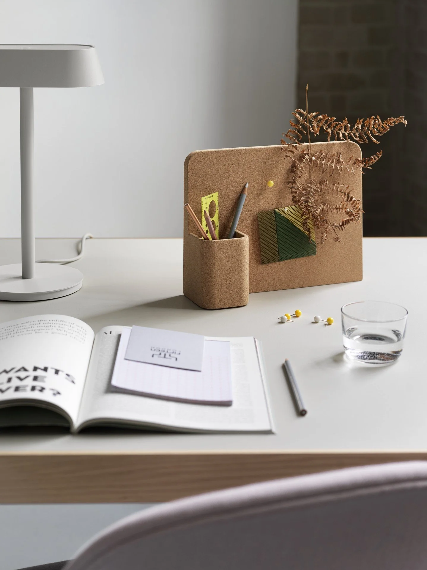 story-pinboard-linear-table-lamp-workshop-table-oak-warm-grey-fiber-side-twill-weave-620-muuto-org.jpg