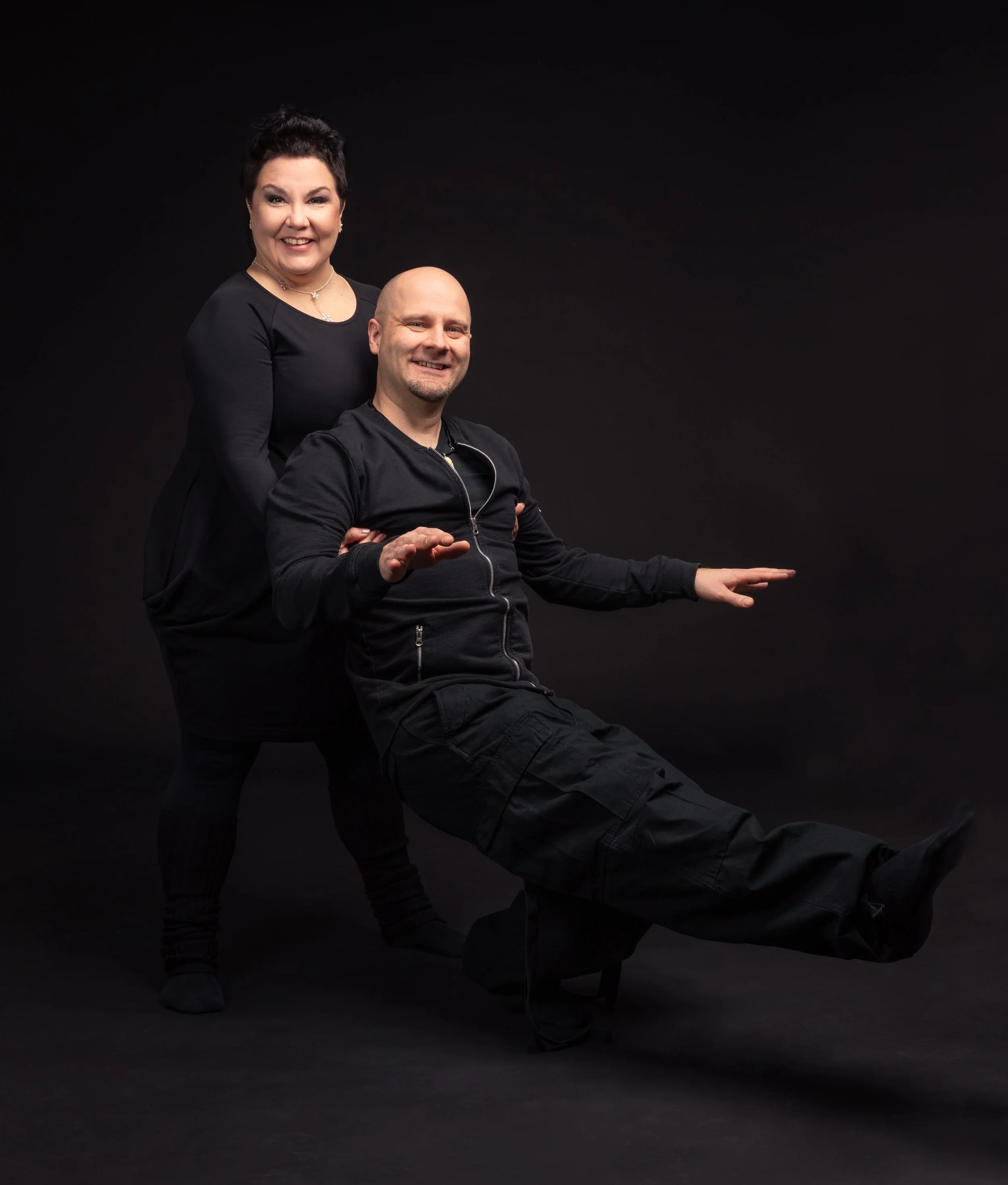 RiikajaArtoHääkuvat WEB- Black-3.jpg