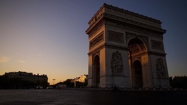 Early morning at Arc de Triomphe.
.
.
.
#paris #france #arcdetriomphe #sunrise #panasonic #gh5 #panasonicgh5 #morninglight
