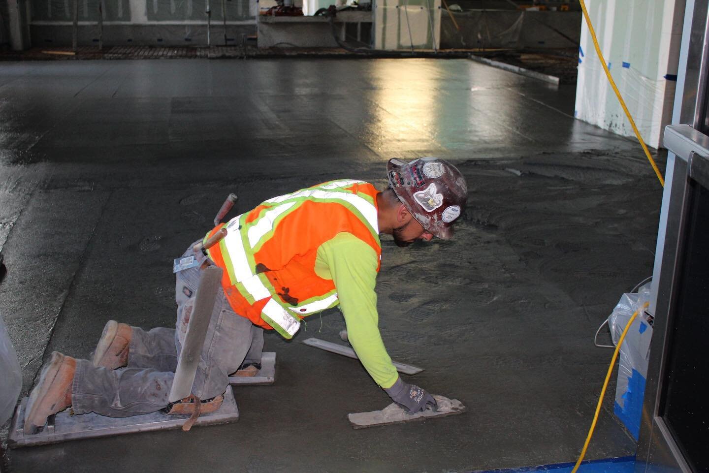 🚧🚧 Do you use knee boards?? Why or why not?? 🚧🚧

Benefits of knee boards :

➕ starts the finishing process early 

➕ reaches distant areas of concrete slab that can&rsquo;t be reached from the edge

➕ can be used to crawl out and hand trowel whil