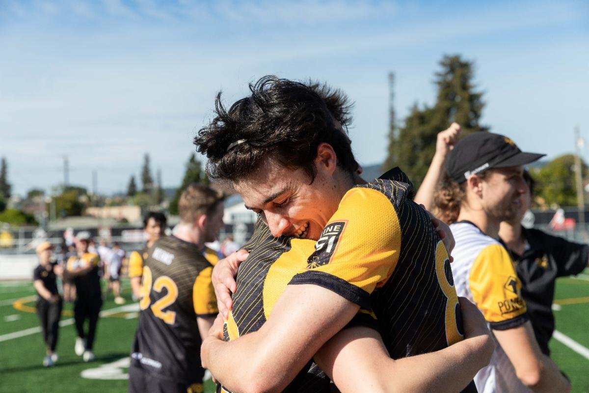 Oakland Spiders 20, Los Angeles Aviators 17 -- for a full album, click on photo