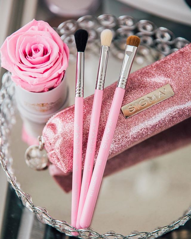 @BeBrightPink and my favorite brand @sigmabeauty have teamed up with this gorgeous Passionately Pink Brush Set for $39! This is for such an amazing deal and the best part about it is that 20% of the proceeds go to #BeBrightPink They are an organizati