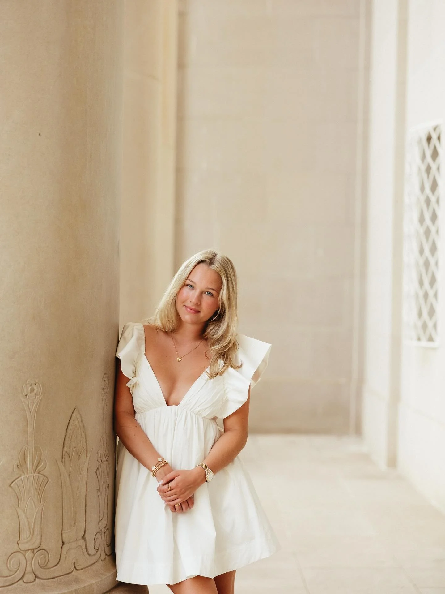 Seniors! I have some very small exciting news :) I have finally completed my senior guide. I tried to cram 8 years of experience, questions, and recommendations into a lil pdf for you guys. It talks about outfits, props, dogs, day of questions, and m