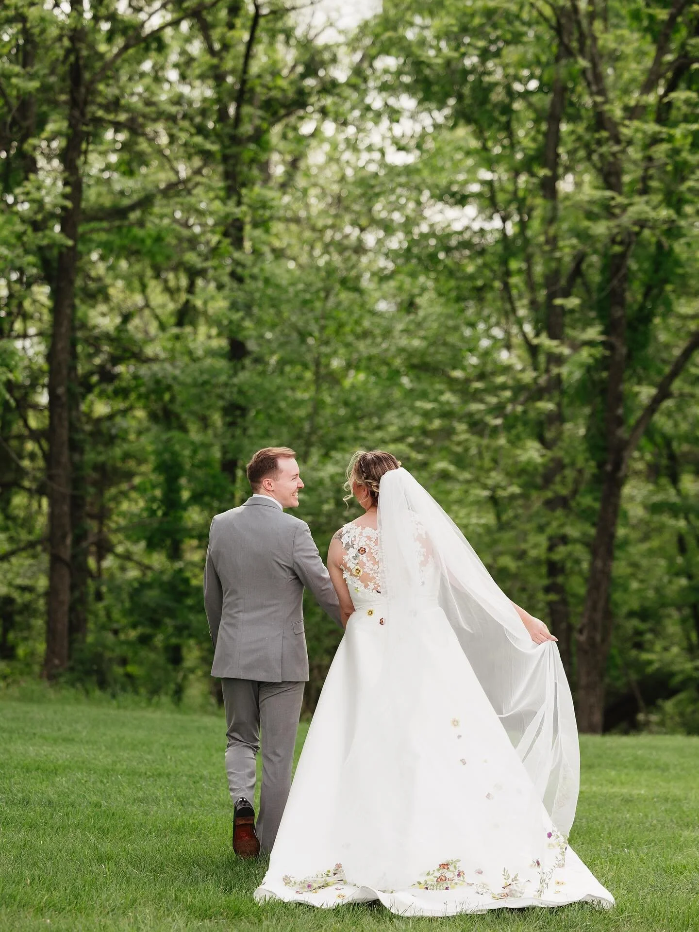 This is Blake and Jen. Blake folded over 280 origami cranes for use in the back drop  and decor at their wedding. Why? Because Jen likes birds 🥹😅😭 He doesn&rsquo;t fold any other animals but Jen&rsquo;s favorite. And it gets better, when I sent th