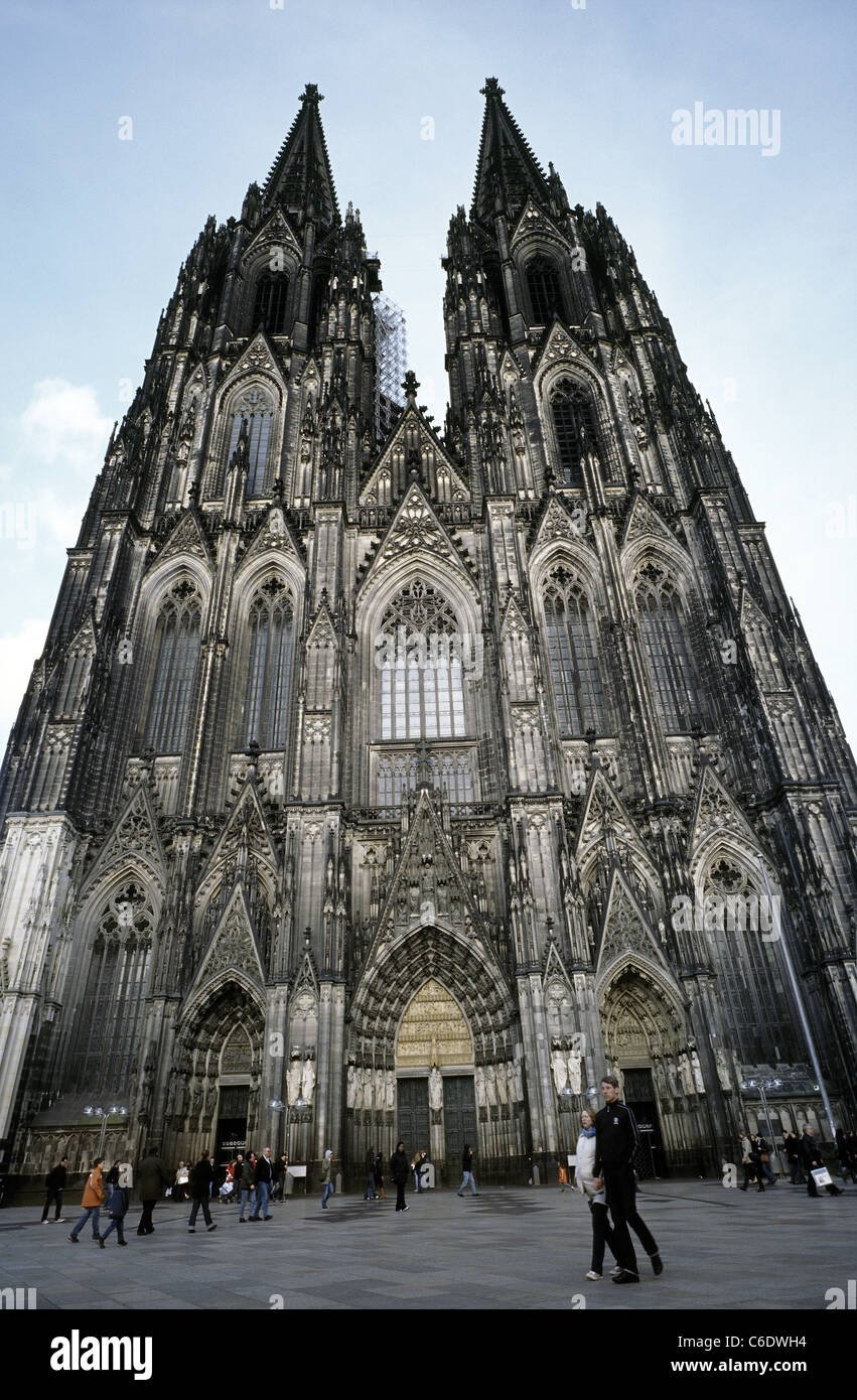 view-of-the-klner-dom-cologne-cathedral-in-the-german-city-of-cologne-C6DWH4.jpeg