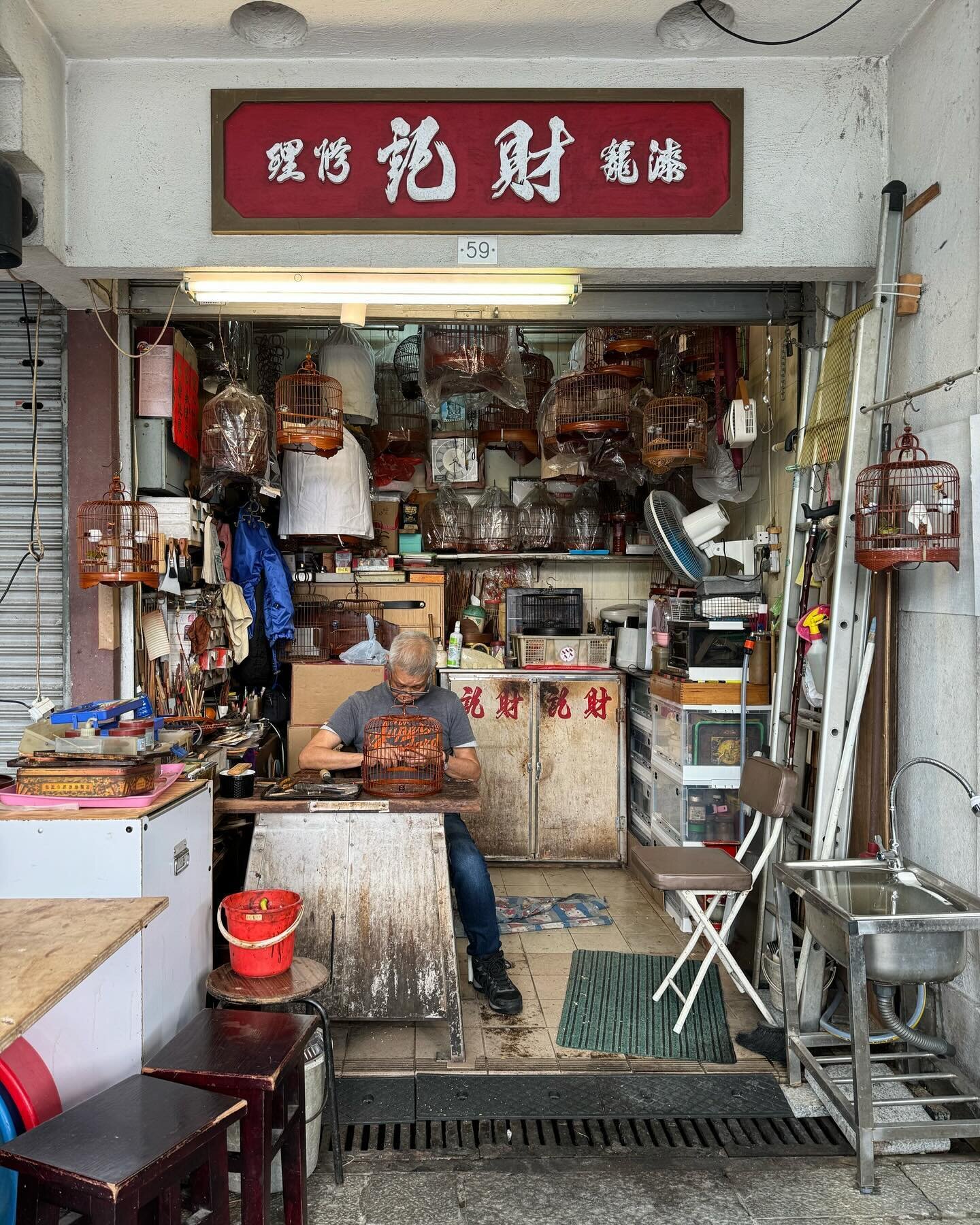 A visit to雀仔街 in Mong Kok to meet birdcage-making master Chan Lok Choi and @kwokdylan provided a lot of fun. Conversations around knowledge transfer, bird keeping demographics, history and memories of the old/current bird street, the threats from pro