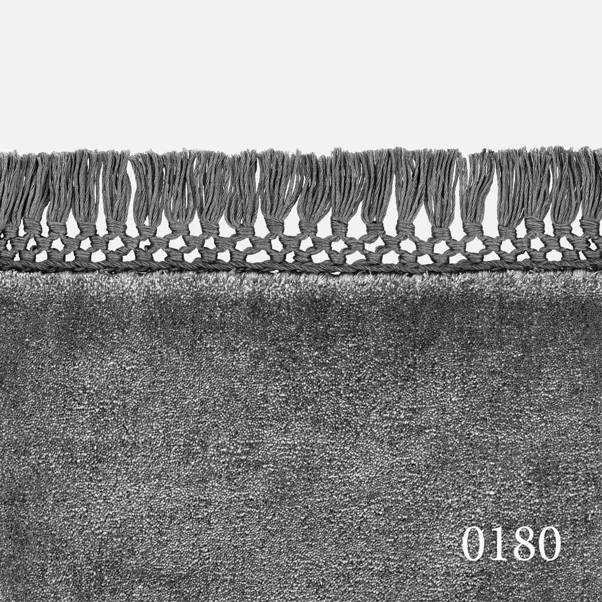 Kvadrat Loux Rug With Fringes in colour 0180