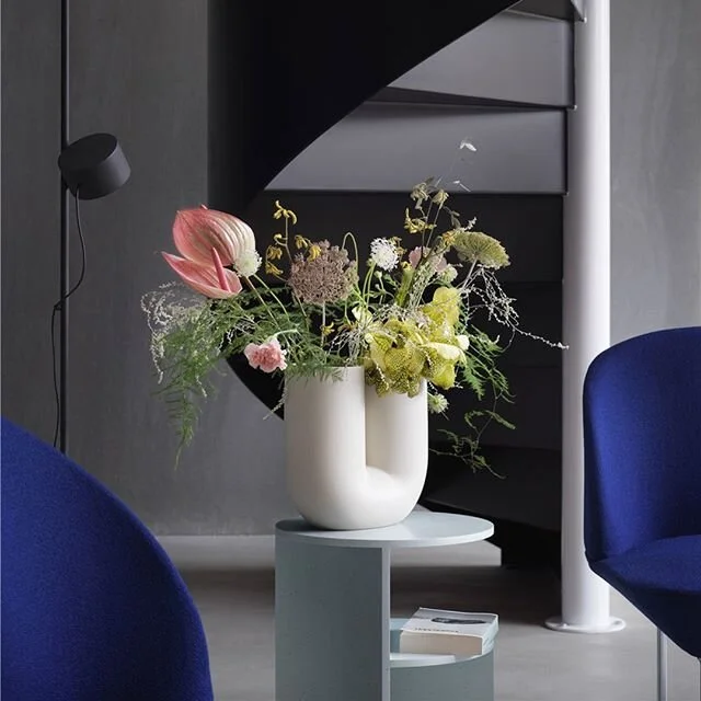 Muuto's Kink Vase brings a contemporary and sculptural form to the flower vase. Created with porcelain that has been glazed on the inside for a refined touch.