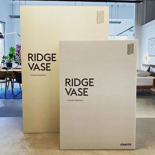 Deliveries to brighten a rainy day!~ Muuto&rsquo;s ridge vase in off-white or terracotta is sculptural with or without flowers. 💕