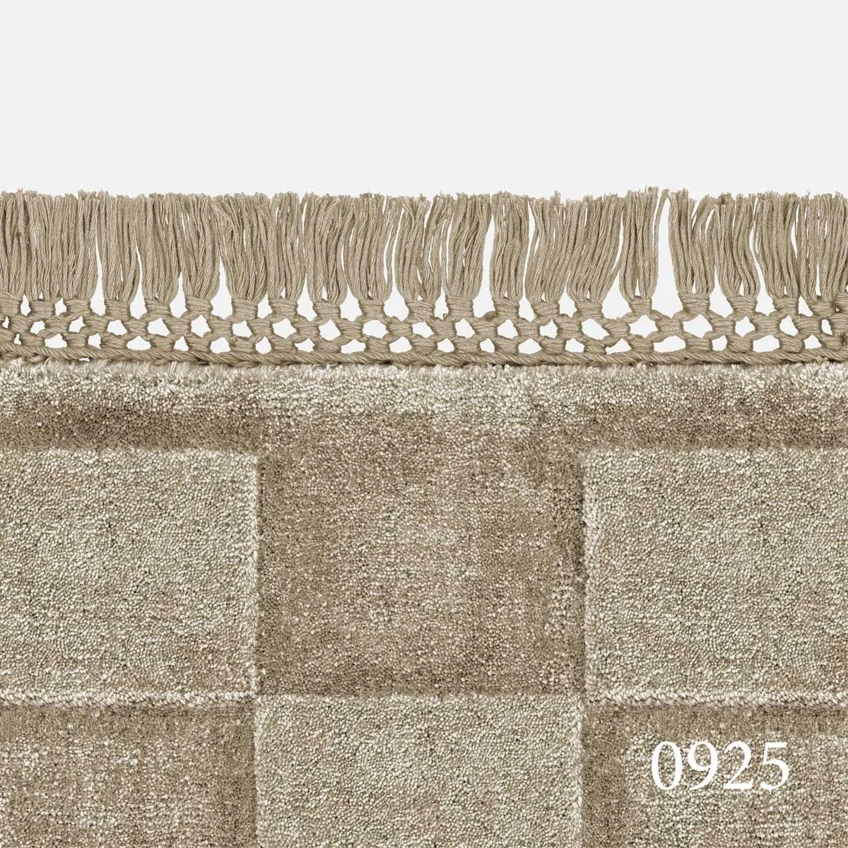 Kvadrat Loux Level With Fringes Rug in colour 0925