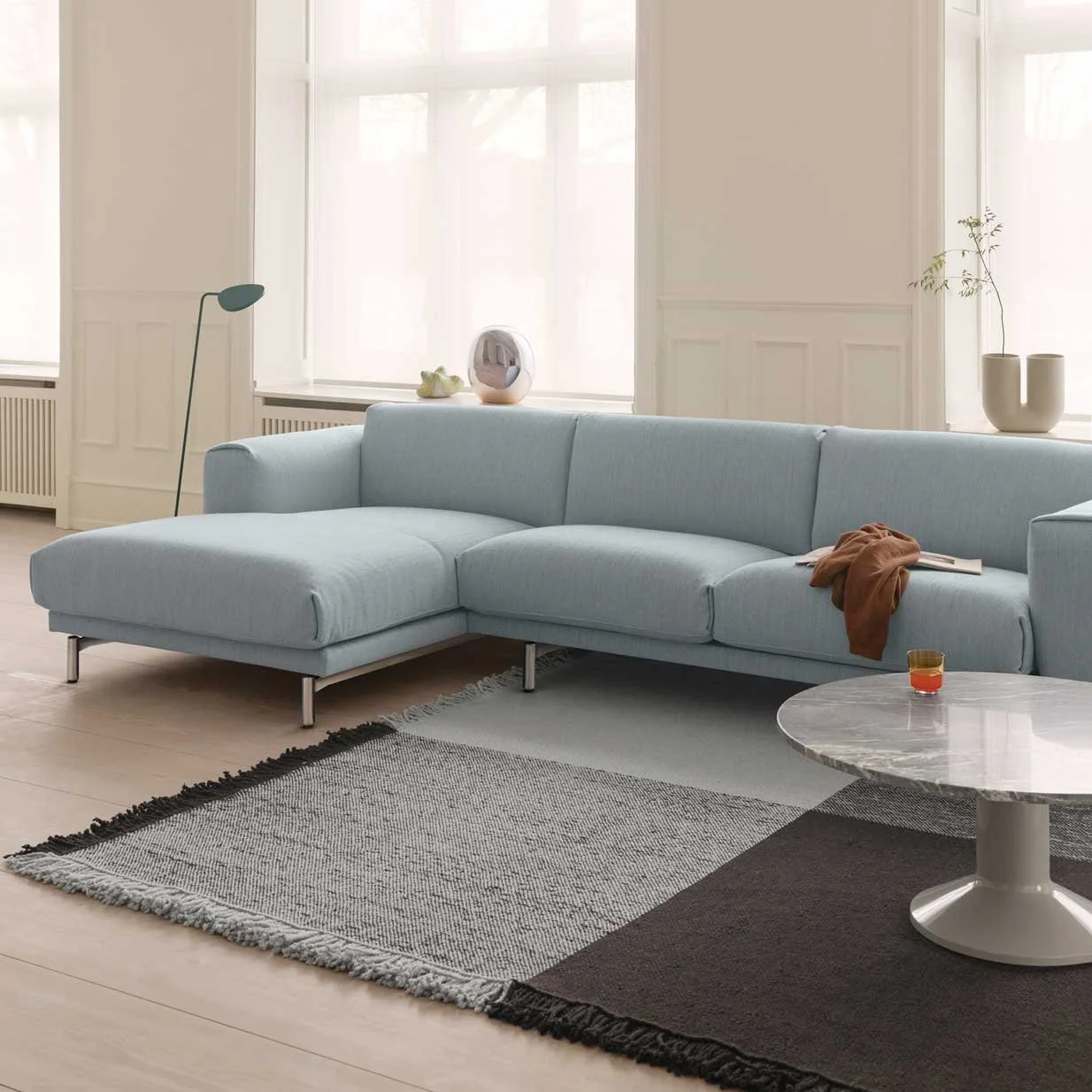Muuto Verso Rug in colour Cool Grey / Dark Brown