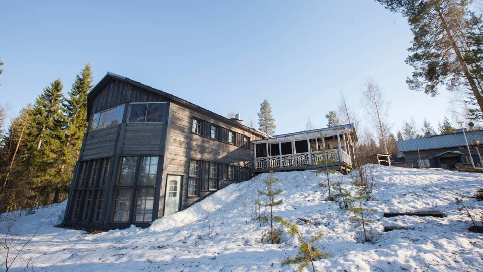 The lodge in it’s beautiful wild surrounding, as the snow recedes quickly.