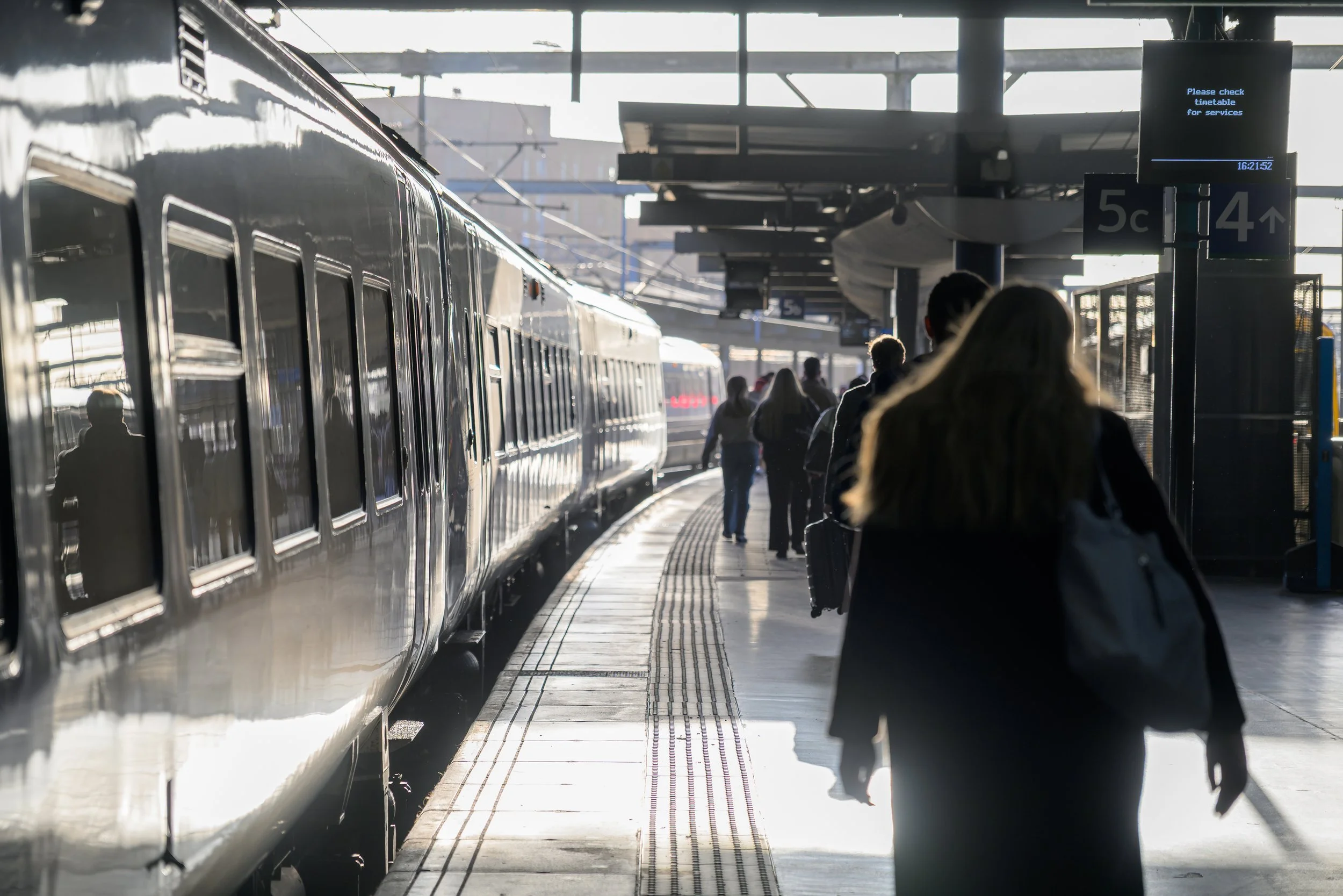 Mike Morley - Commuters - Commuters at Leeds railway station