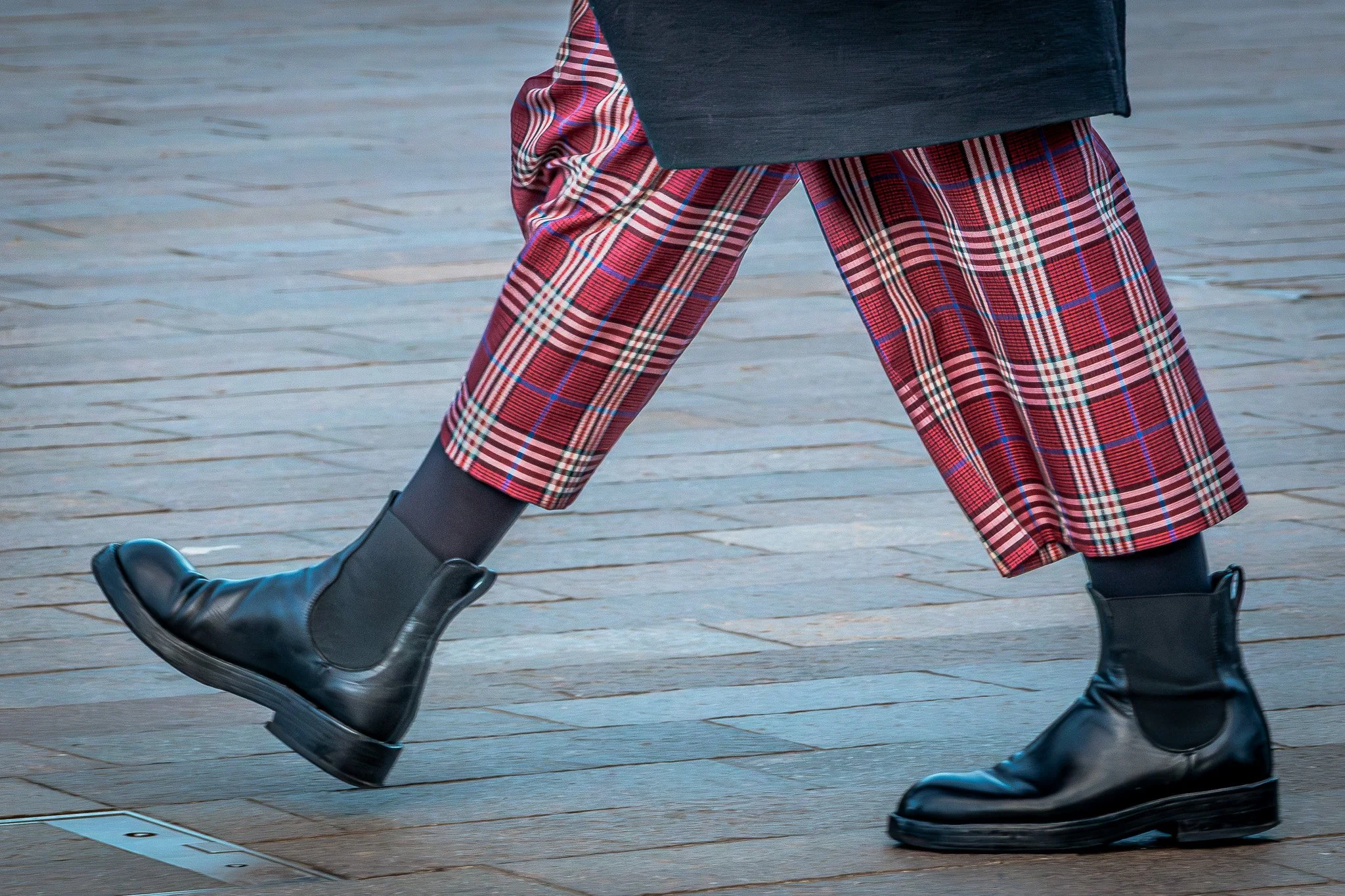 Steve Preston - Striding out - London, quick grab shot, the pattern on the trousers caught my eye. Canon EOS R7, RF-S 18-150mm, at 129mm, f/8, 1/250, ISO 1000