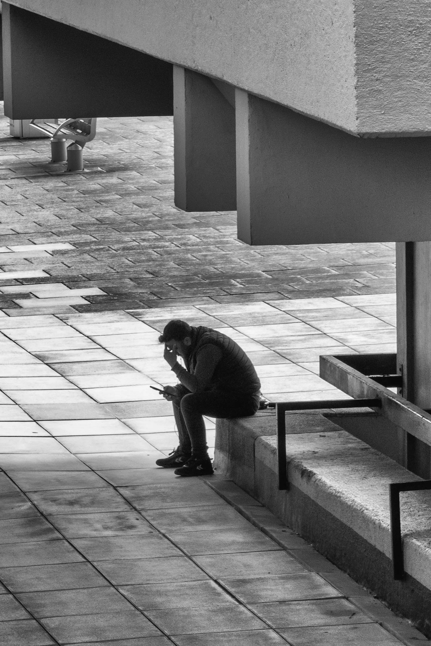 Tim Needham - Thinker or scroller - Olympus OM-1 12-100mm lens ISO200 f10 1/125s