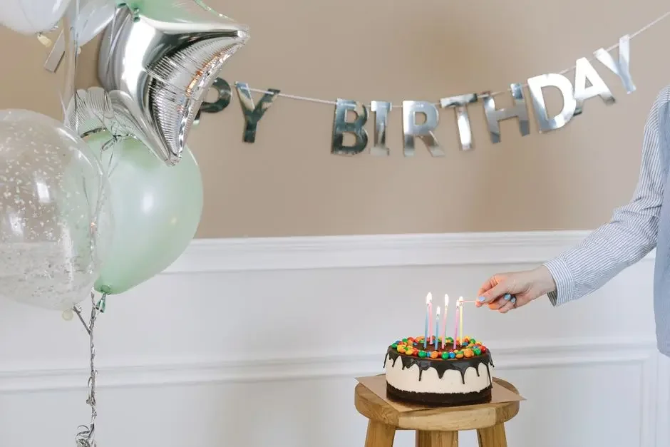 What Props Can Enhance My Birthday Photoshoot Experience?