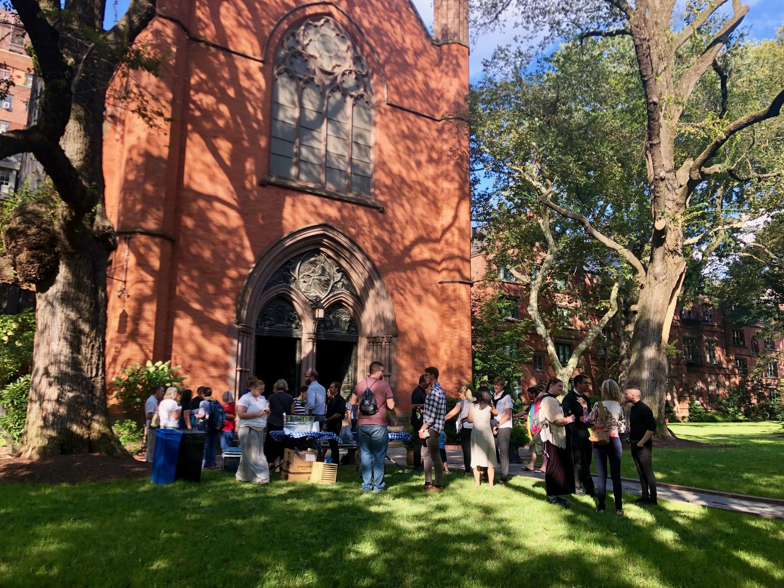 New students are greeted by faculty and staff.
