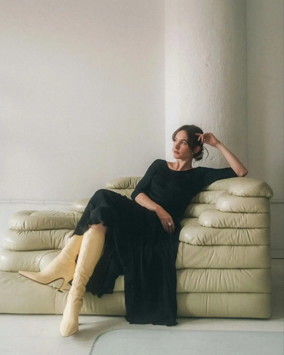 Probably thinking about chairs. 
.
.
.
 w/@olivkh 📸