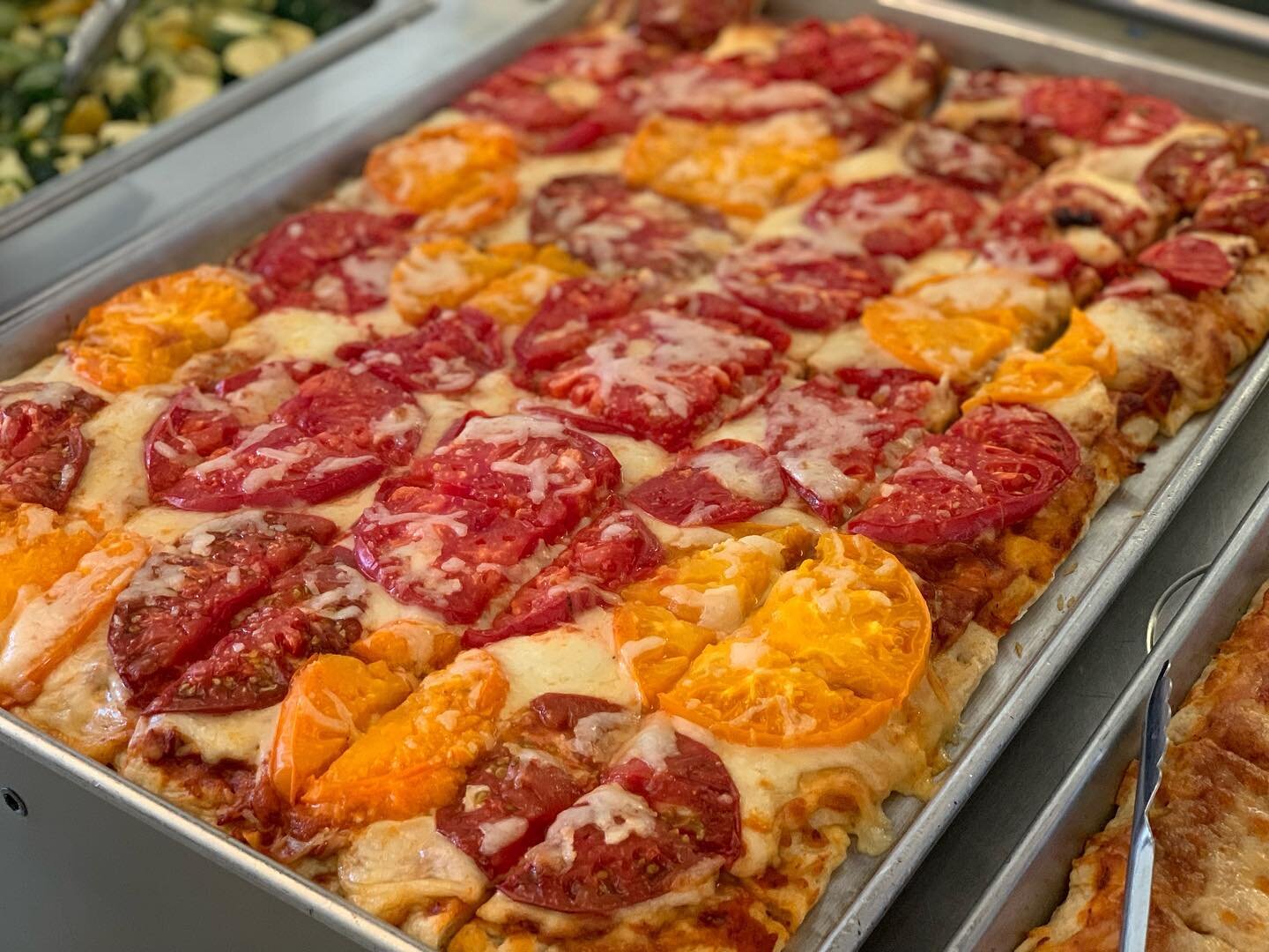 When summer heirloom tomatoes look this good, we put them on everything! 🍅🍕