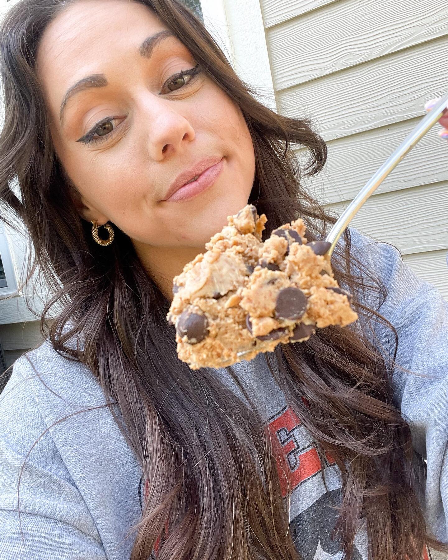 3 Ingredient ✨HIGH PROTEIN✨ Cookie Dough

feat. @legion (aka my favorite protein powder ever)

&gt;&gt;&gt; Swipe For Recipe Video &gt;&gt;&gt;

Ingredients:
- 15g (2Tbs) @enjoylifefoods chocolate chips
- 1/2 scoop vanilla protein of choice (I&rsquo;
