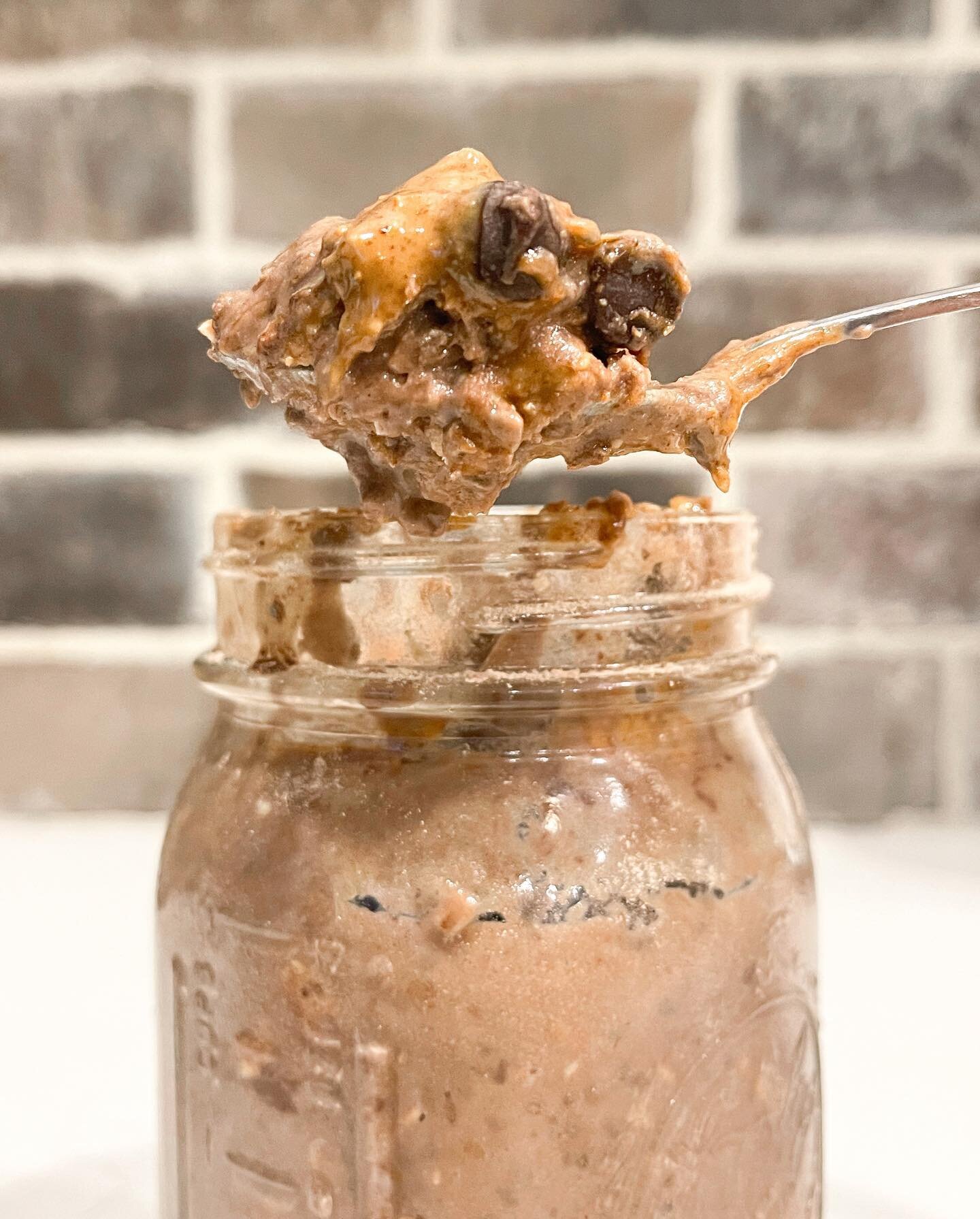 ✨HEALTHY MOCHA PROTEIN OVERNIGHT OATS✨

Ingredients:
- 1/3 cup old fashioned oats, dry 
- 1 Tbs chia seeds 
- 1 scoop fav protein powder (I used Mocha protein by @legion . Code &lsquo;KAILI&rsquo; saves you 20%)
- 1 Tbs unsweetened cocoa powder 
- 8o