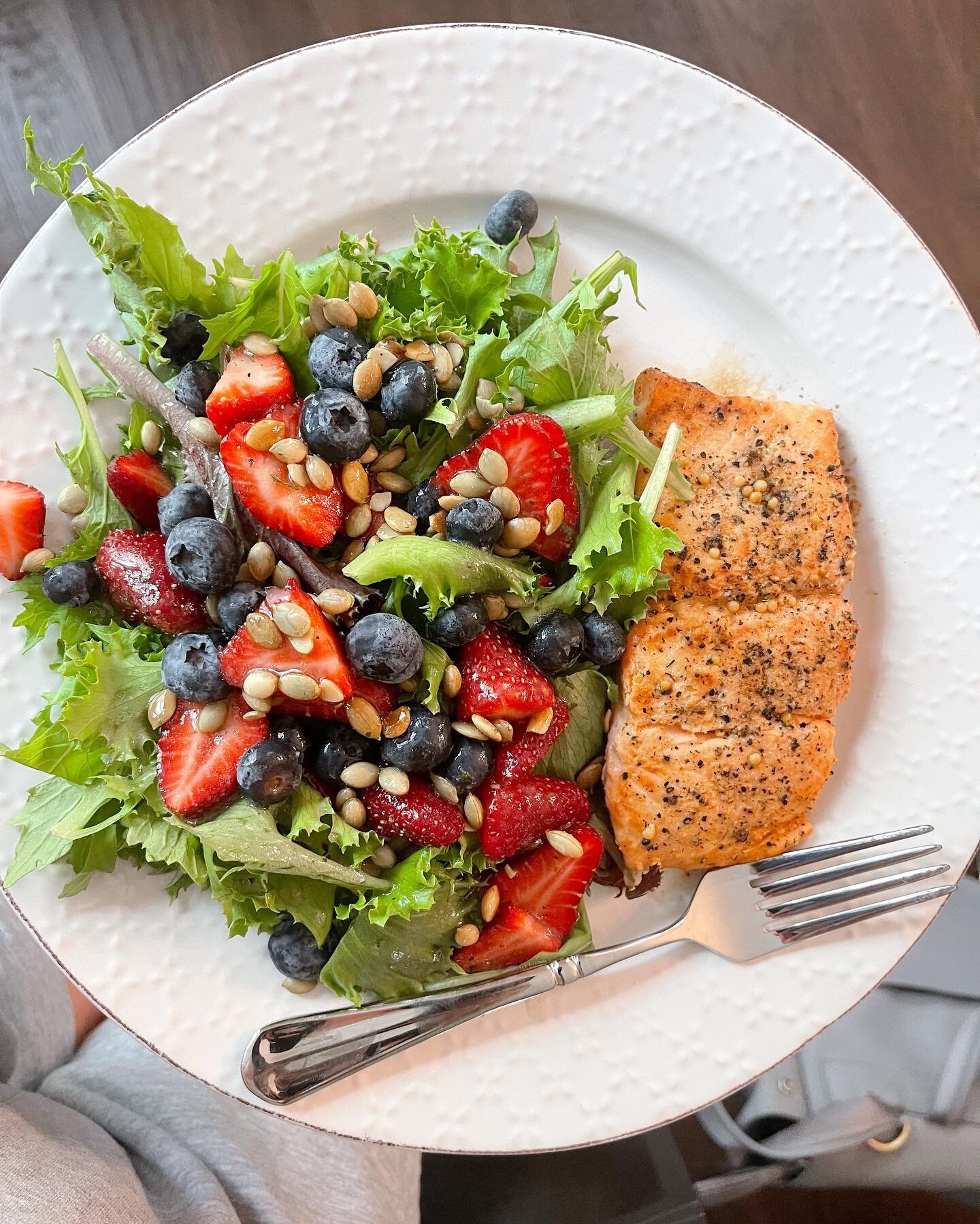 ✨FAST + FILLING✨ Lunch Recipe

Ingredients:
- 5oz salmon filet 
- Paul Perdon Seafood Magic Seasoning 
- 2 cups Spring Mix
- 1/3 cup sliced strawberries 
- 1/3 cup blueberries 
- 1oz roasted + lightly salted pepitas 
- 1Tbs balsamic Vinegar + 1 Tbs o