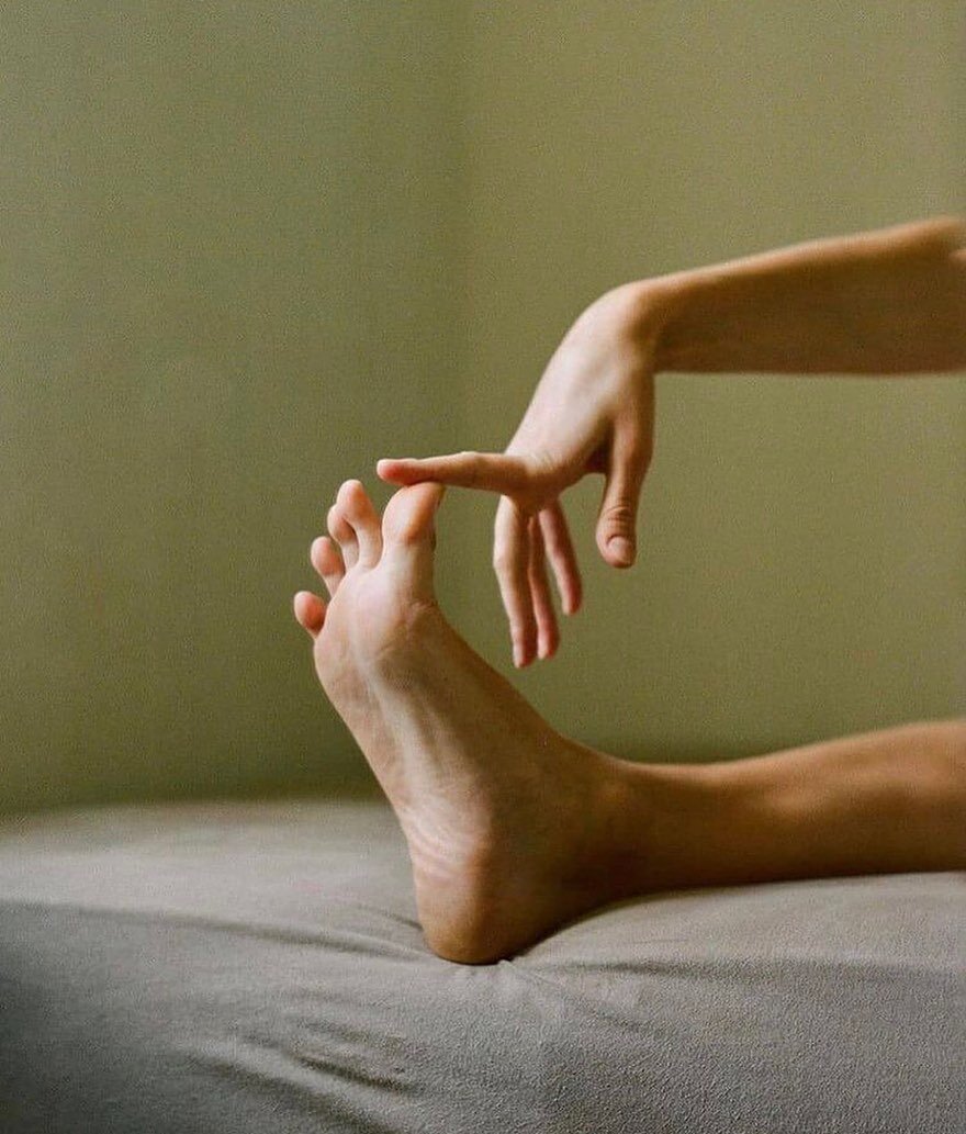 How we see ourselves and our place in the world.  Our stance, if you will.  Of course there is an acupuncture meridian for that✨
_
The heel or Qiao meridians, start around the ankle / heel and link to the eyes.  This connection of our footing and vis