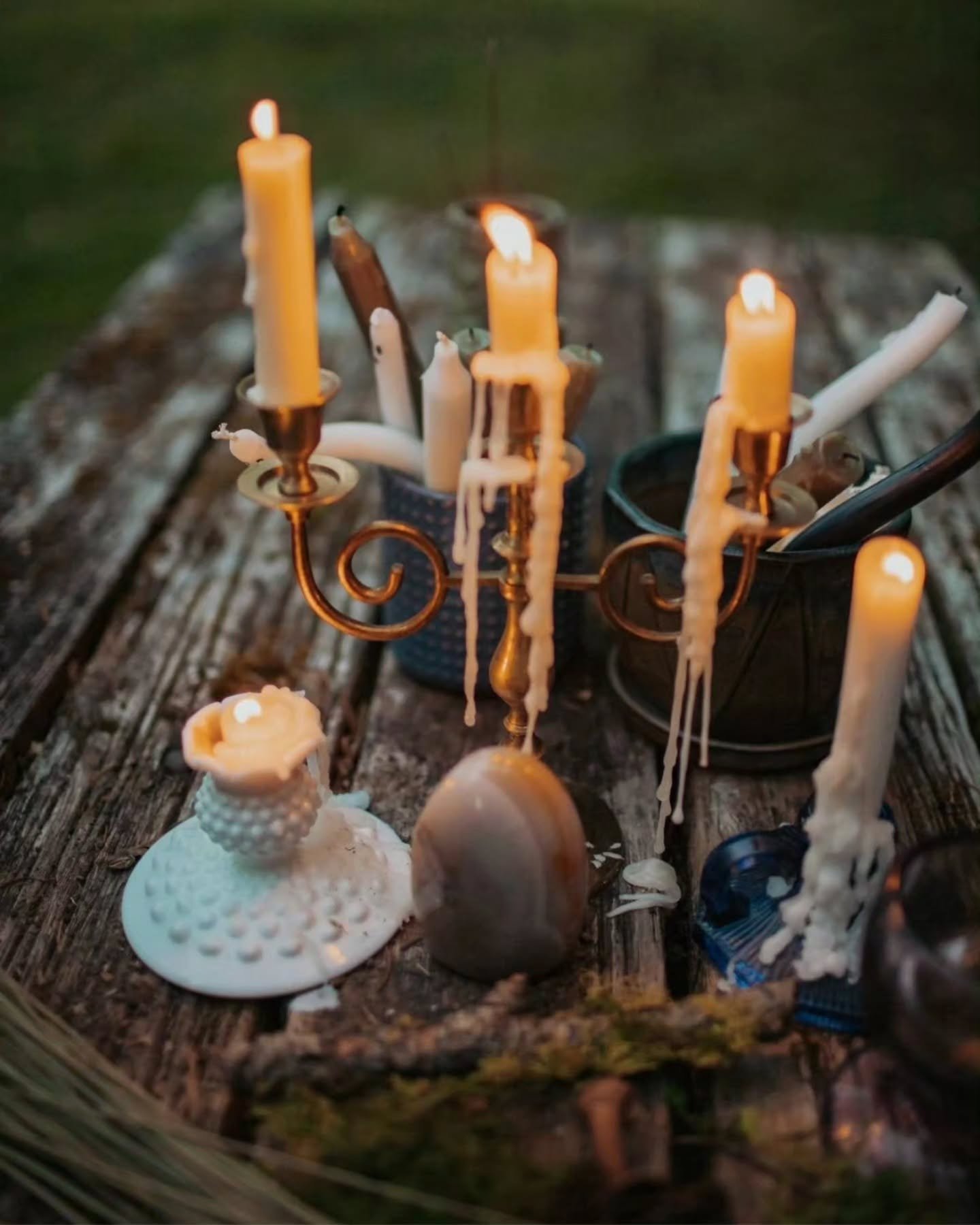 On the darkest nights of the year, we bring our own light to share. Happy Solstice. 🕯
Model credits:

@erinnn.ene 
@fruitking.inc 
@01iviaisac0ward 

Location: @hausoffruitznflowerz