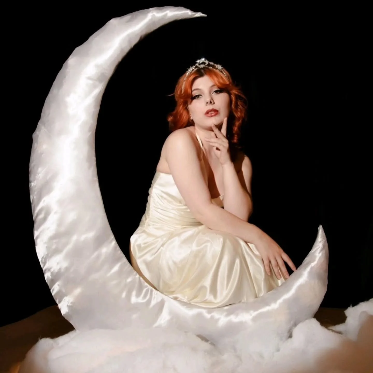 "So much to do, so little done, so much to be." -Elizabeth Taylor

Last month I made over a wooden moon that was given to me to use as a photography prop. I really wanted a classic, Old Hollywood type of vibe for the shoot. I gotta say, we 