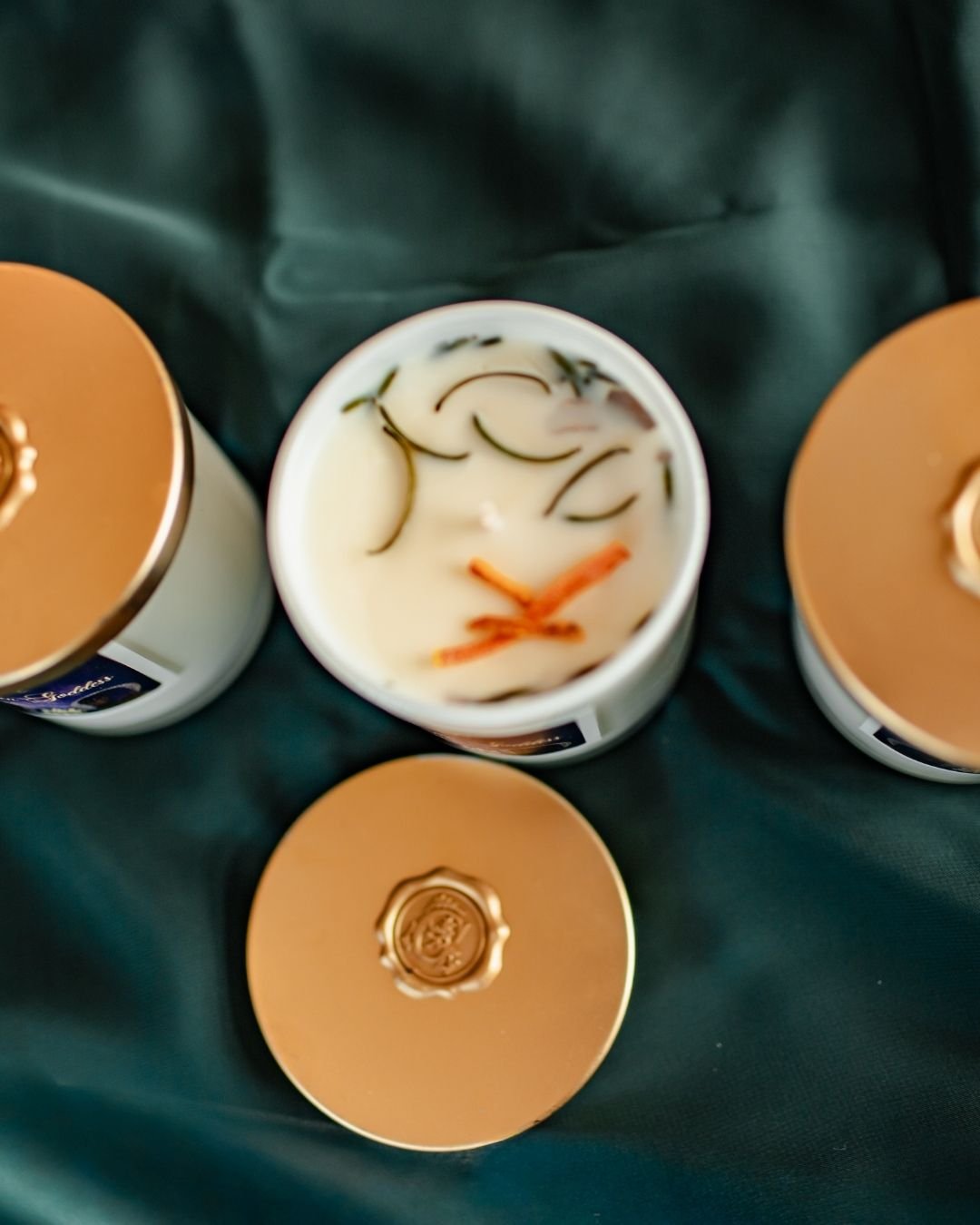 During market setup, I had the chance to photograph candles from @itsthegoldengoddess new collections! Product photos on the fly, made possible by the beautiful lobby at Woodlark Hotel.