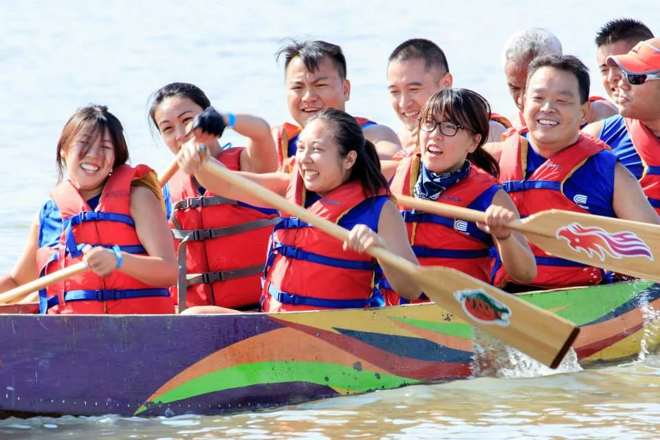 Look at the beautiful faces of our female paddlers! Photographer: Someone who submitted this to Sing Tao Daily News