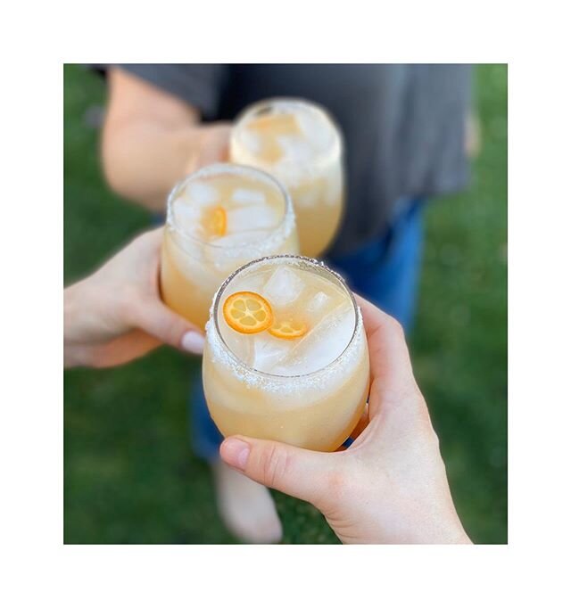 La Gritona Paloma Spritzers with @schanerfarmstand kumquats and meyers 🍋 and bare toes in the grass #ladybugsociety