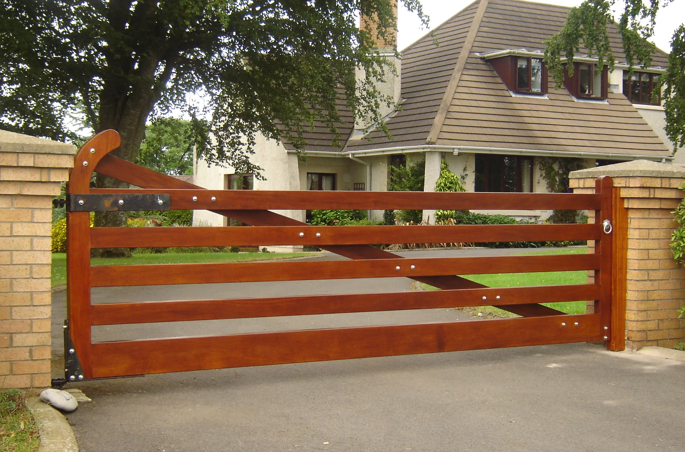 Wood Gates for home properties - By Secureqip (11).jpg