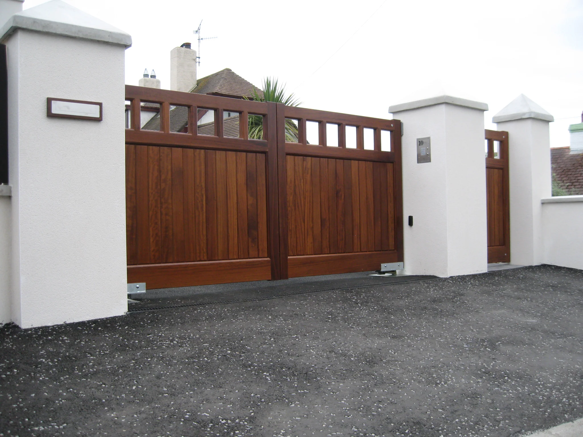 Wood Gates for home properties - By Secureqip (12).jpg