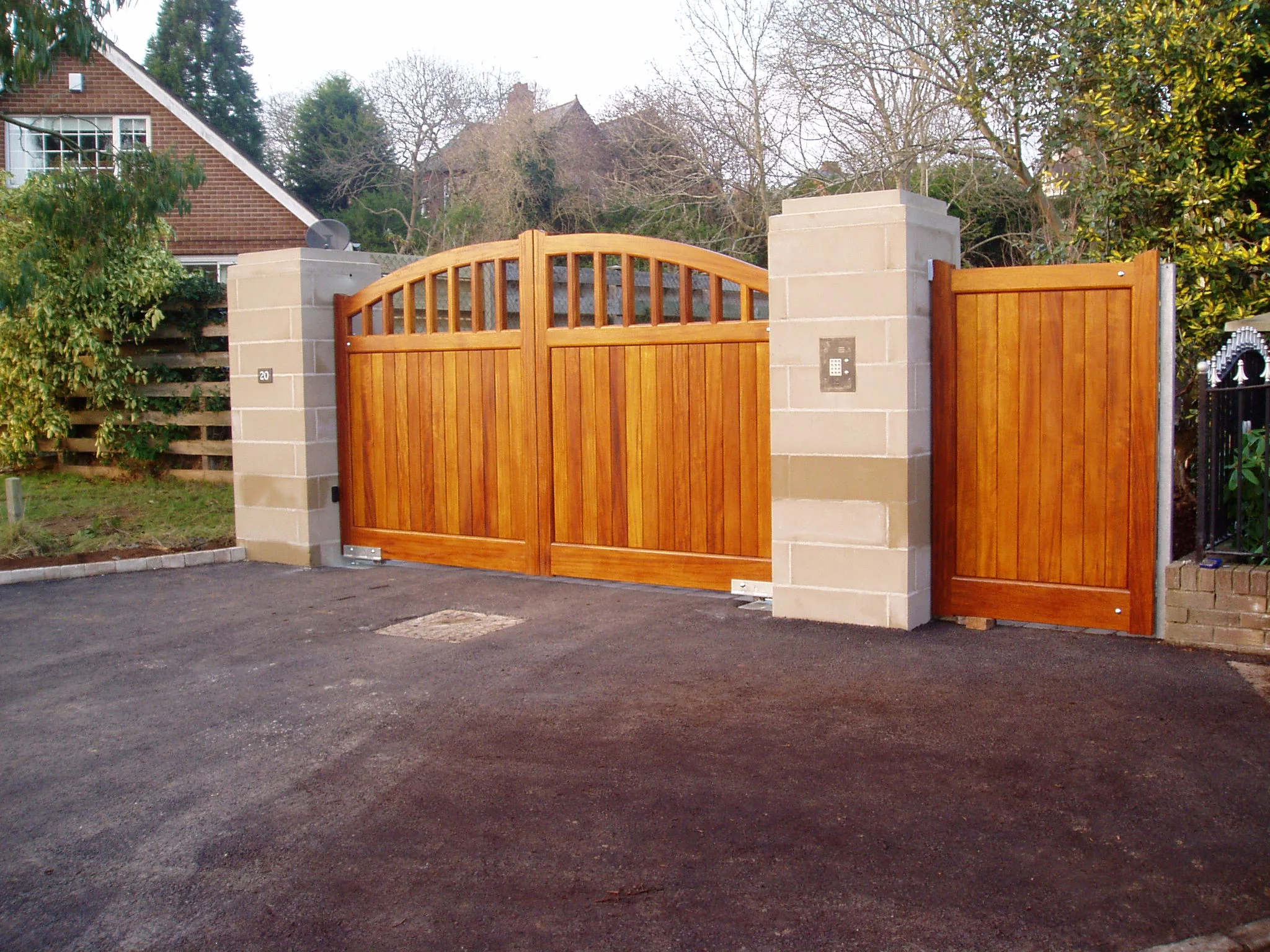 Wood Gates for home properties - By Secureqip (14).jpg