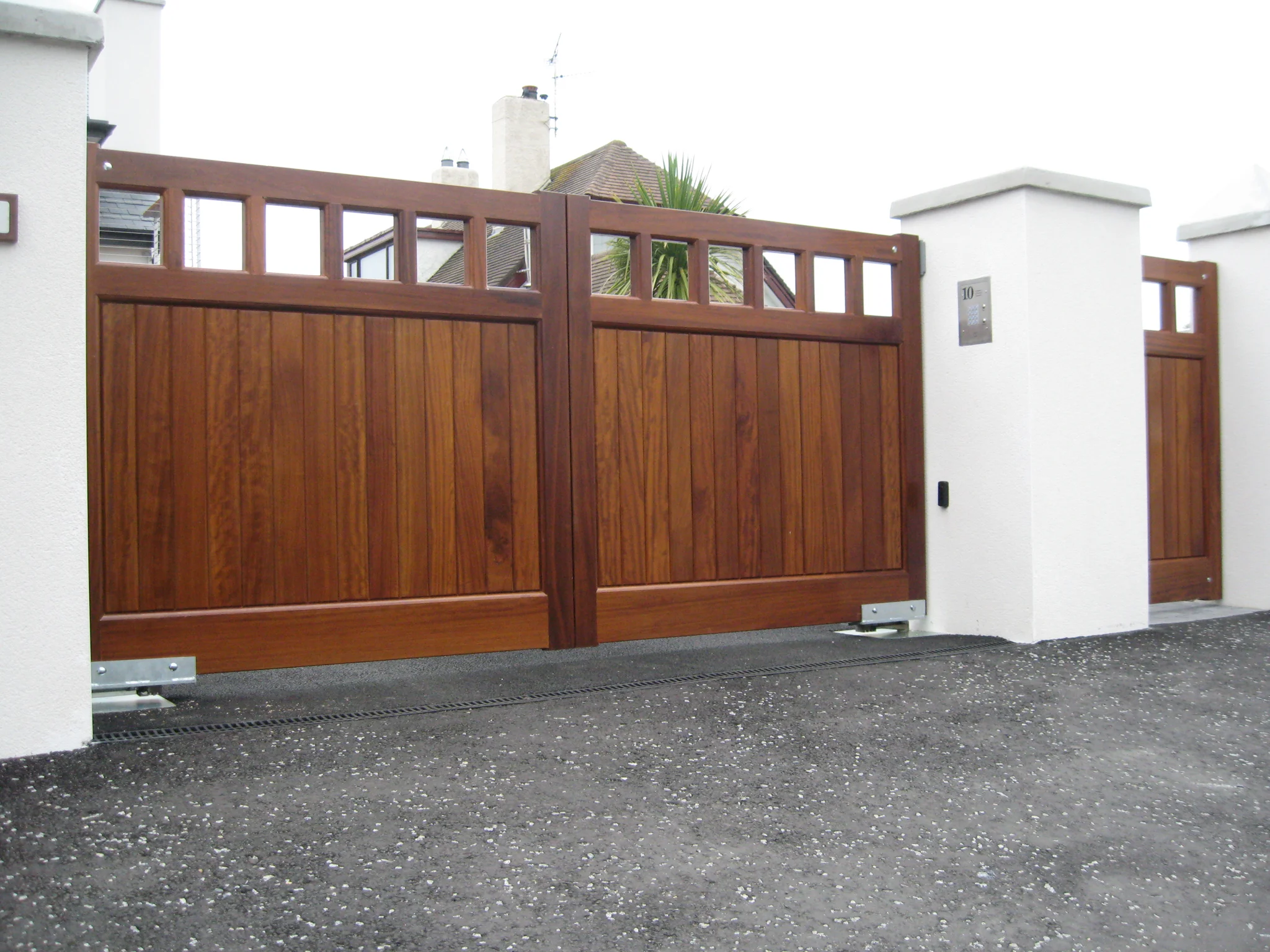 Wood Gates for home properties - By Secureqip (13).jpg