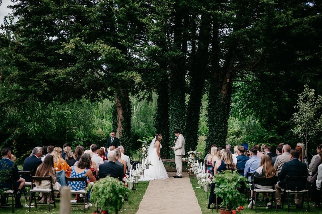 I Absolutely love DIY at home weddings - and i'm looking back at Robyn and Liams beautiful day - exquisitely planned and a beautifully relaxed happy day. Big hugs guys