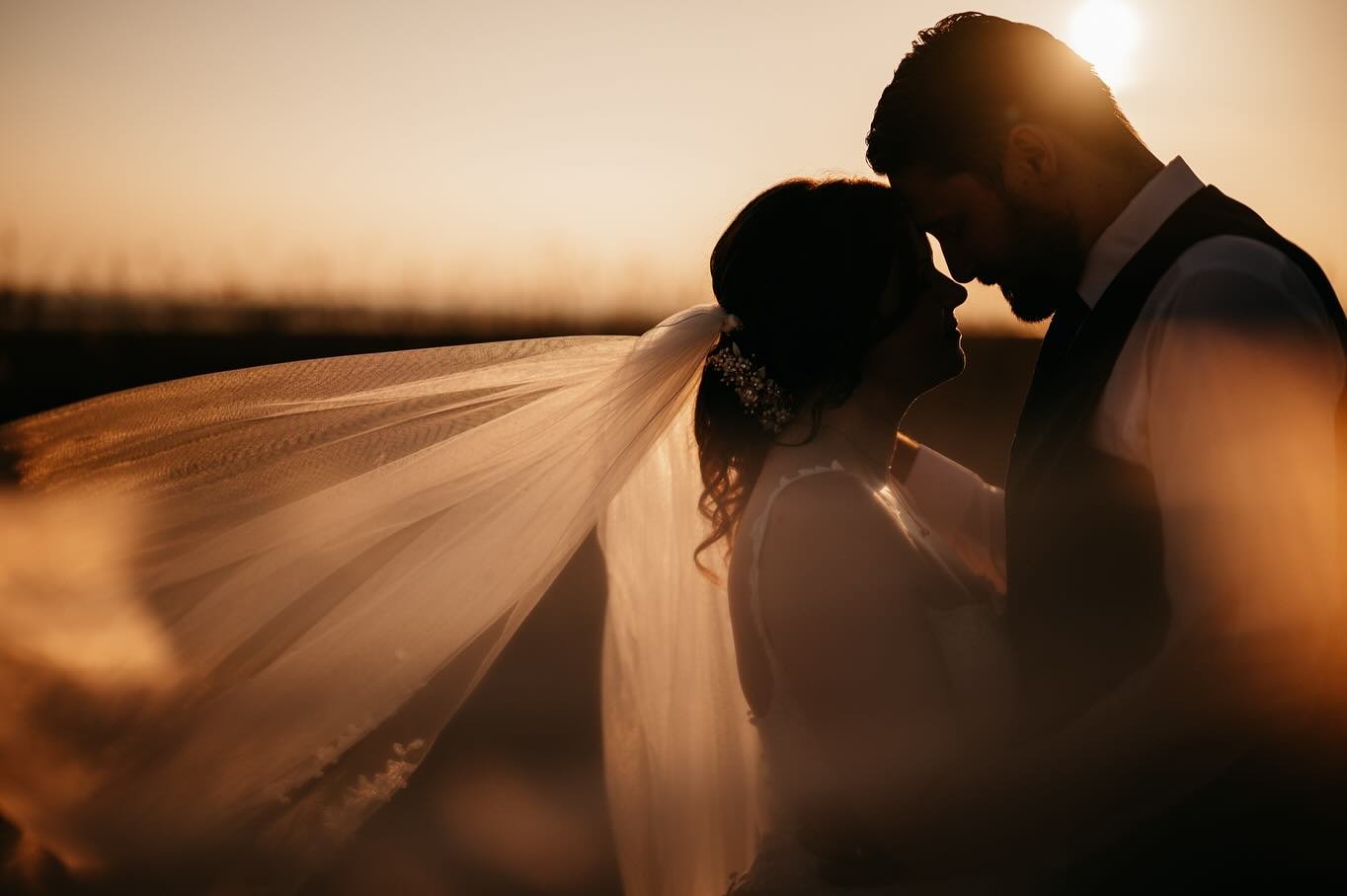 've been blessed to have a number of small and intimate weddings this year at the ferry house. It lends itself so well to that beautifully intimate time with your nearest and dearest - plus when combed with fantastic people and glorious sunsets I jus