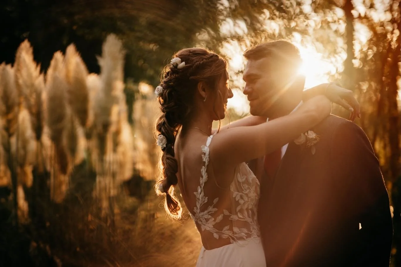 Time to celebrate Amy and David's wedding at the unique Rumbolds. Two things I learned 

1. More bubble guns during the evening
2. Beer with your own face on tastes great!!

Thank you for taking my advice on golden hour guys - so glad we did, they ar