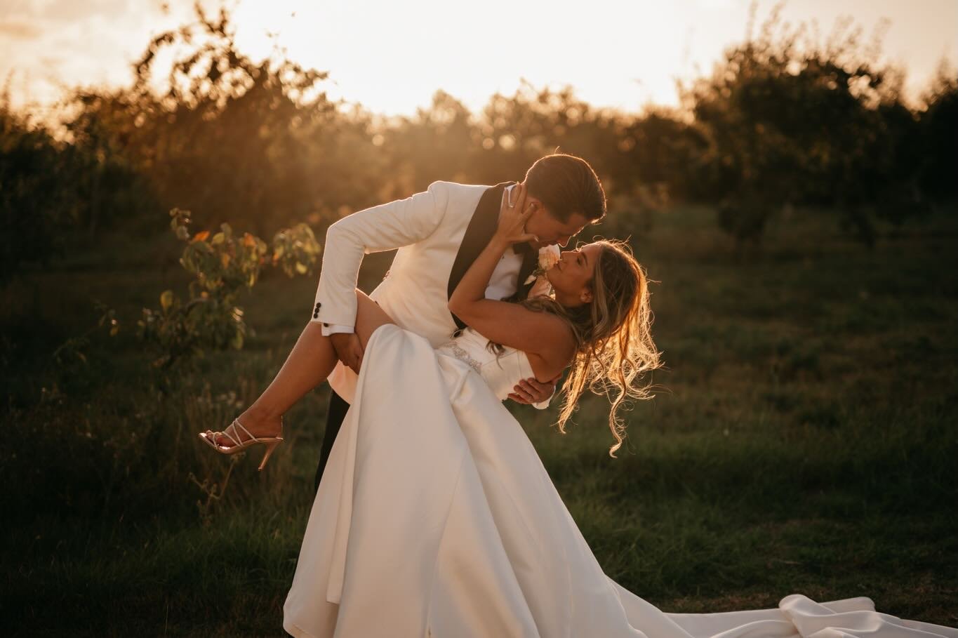 I was so fortunate this year to just have the most beautiful golden hours at all my weddings at the ferry house this year. It's my most favourite thing to do and my couples always love that intimate short  break away from the beautifully hectic chaos