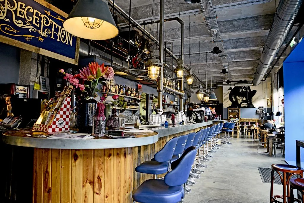 Blue Collar Hotel: https://www.bluecollarhotel.com/nl/