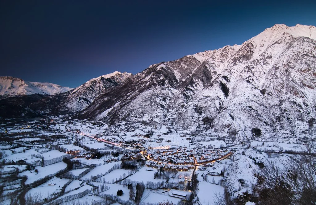 PASEA POR EN EL ENCANTADOR PUEBLO DE BENASQUE, UNO DE LOS MÁS BELLOS DE LOS PIRINEOS