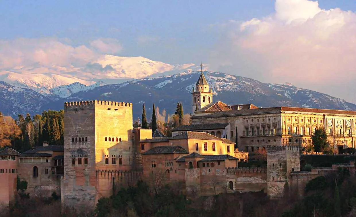 EN LA CIUDAD DE GRANADA, TIENES MARAVILLOSOS LUGARES DE VISITA OBLIGATORIA