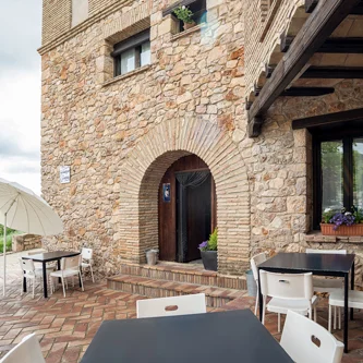 ALBERGUE Ubicación: Alquézar Habitaciones, baño y cocina compartidas