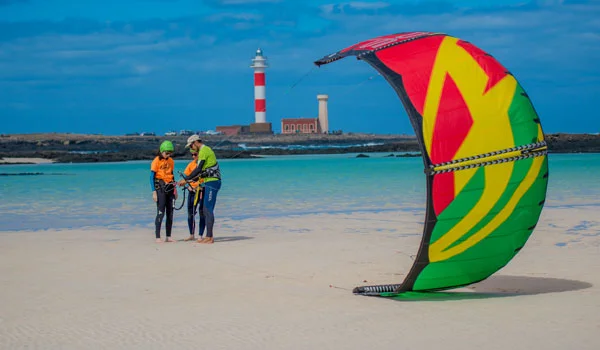 ESCUELA DE KITESURF ALQUILER DE MATERIAL CURSILLOS Y PARTICULARES