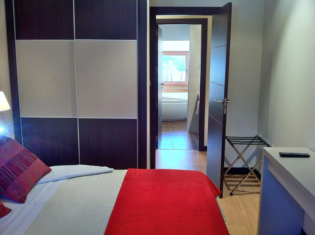 APARTAHOTEL BUBAL**** CAPACIDAD: 4/6/8 PERSONAS UBICACIÓN: A 11 KM DE LA ESTACIÓN