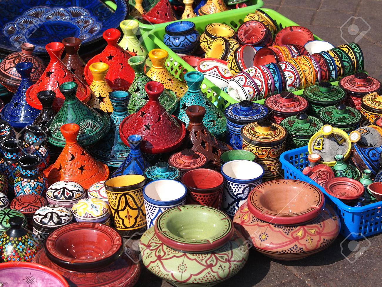 23564539-tajines-y-ollas-de-barro-en-el-mercado-en-Marruecos-Foto-de-archivo.jpg