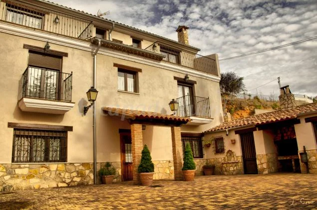 ALOJAMIENTO RURAL Ubicación: Serranía de Cuenca Habitaciones para 2 y 3 personas con baño privado