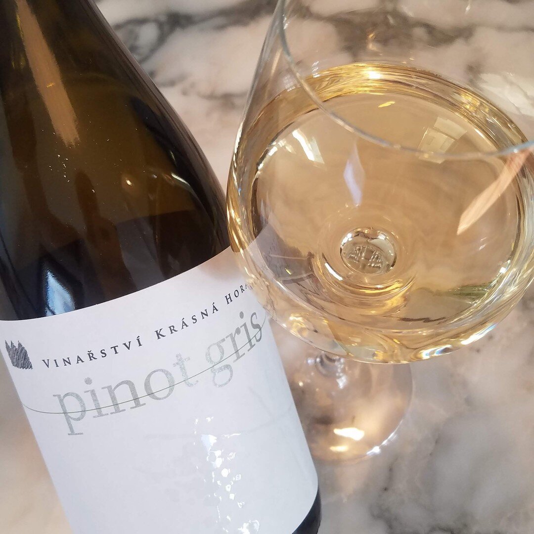 You may have had a pinot gris before, but you&rsquo;ve never had a CZECH pinot gris! It&rsquo;s a familiar grape, but with the unique terroir of Moravia.

The @krasnahorawinery pinot gris has a pleasant aroma of flowers and vanilla, which are based o