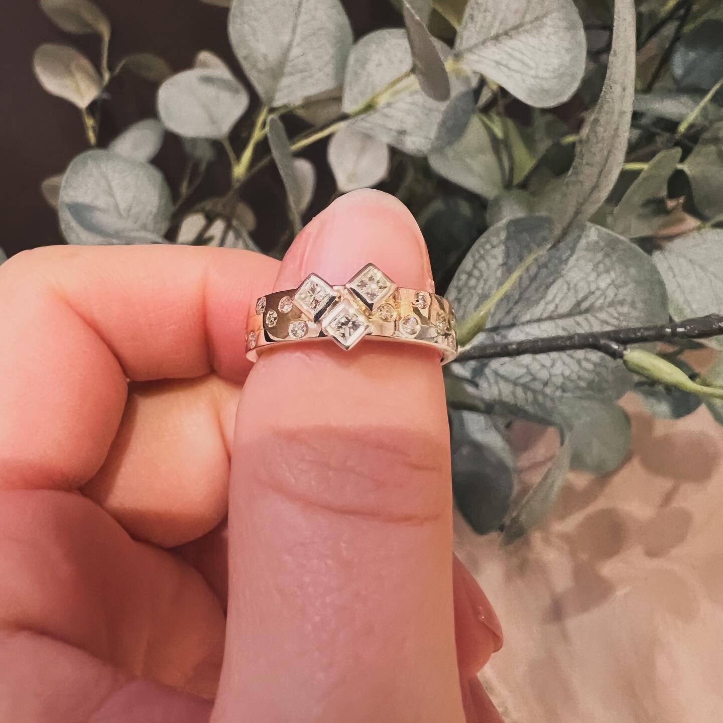 From old ring to new ring 👉 Swipe to see 👉

The story&hellip;
Simone unfortunately lost a diamond from her old engagement ring, but we turned it into an opportunity to create something beautiful! 💍 We had 3 diamonds to work with in a princess cut 